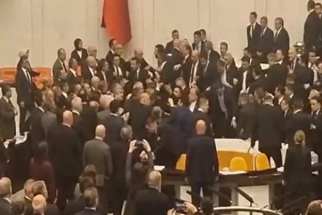 Түркия парламентінде жаңа министрлердің ант беру рәсімі кезінде төбелес болды
