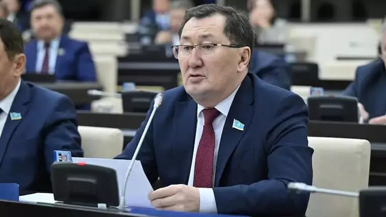 Сенат бір депутаттың өкілеттілігін тоқтатты