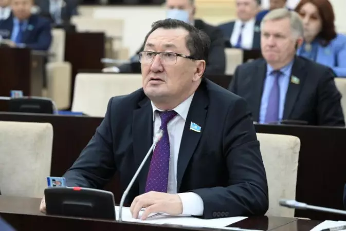 Из депутата в ректоры: Наурызбай Байкадамов сложил полномочия сенатора