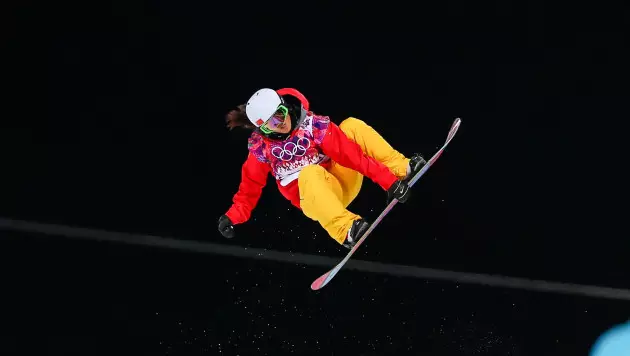 Сноубордистку из Китая госпитализировали после жуткого падения на Олимпиаде-2026