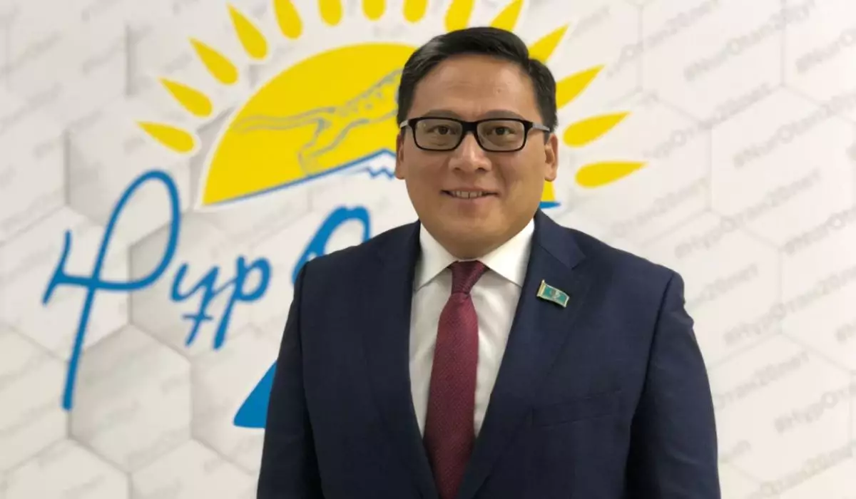 8 жылға сотталған алматылық IT университетінің экс-ректоры сауда орталықтарының бірінде көзге түсті