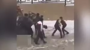 Шымкентте көшеде жаппай төбелес болып, 3 адам қамалды