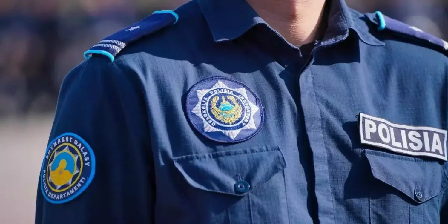 Боранда жолда қалған 3 айлық сәбиі бар отбасыға полиция қызметкері өз үйінен пана берді