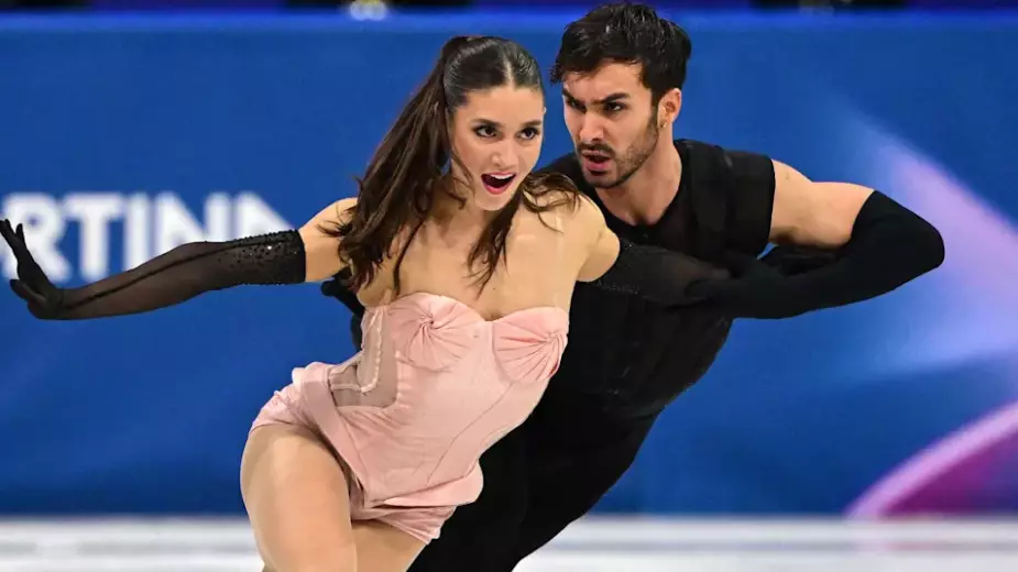 Французский фигурист выиграл Олимпиаду в Милане и установил рекорд. Экс-партнерша обвиняла его в абюьзе