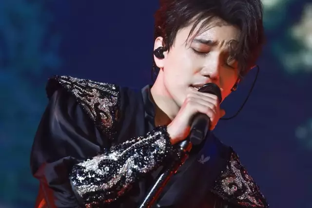 Димаш Құдайберген жанкүйерлеріне «Ғашықтық» әнін тарту етті