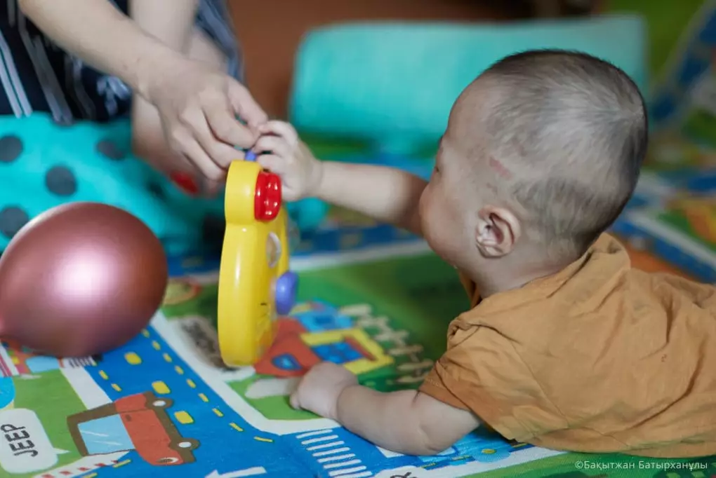 Сколько заплатили казахстанцам за рождение и уход за детьми – итоги