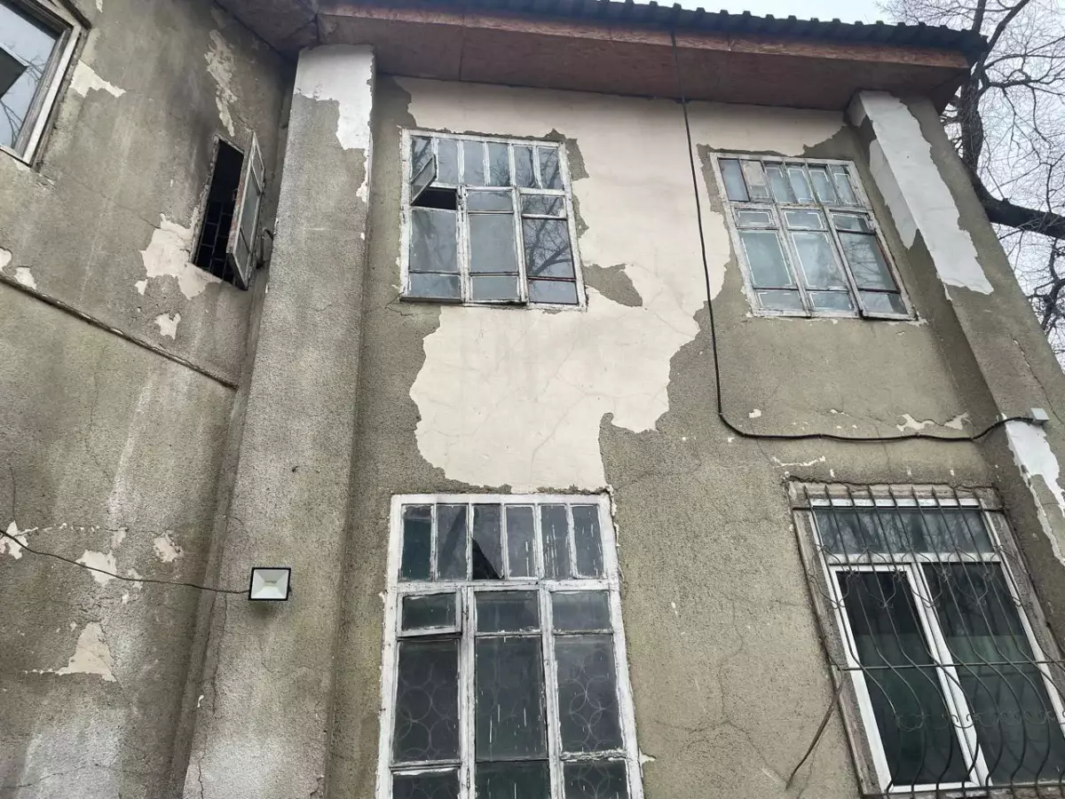 Алматы әкімдігінің өкілдері апатты ғимараттың бұзылуына қатысты түсініктеме берді
