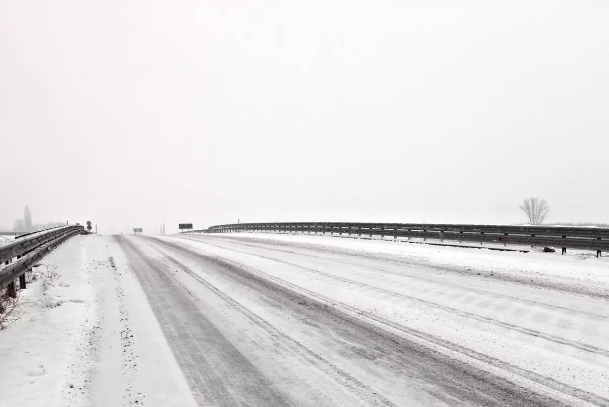 Движение закрыто на ключевых трассах в Жамбылской и Туркестанской областях