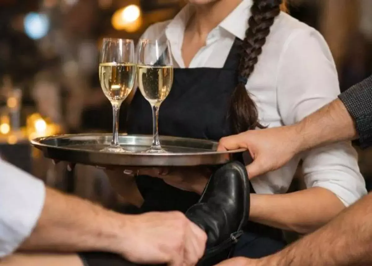 В Семее гости корпоратива силой разули официантку ради игры и травмировали её