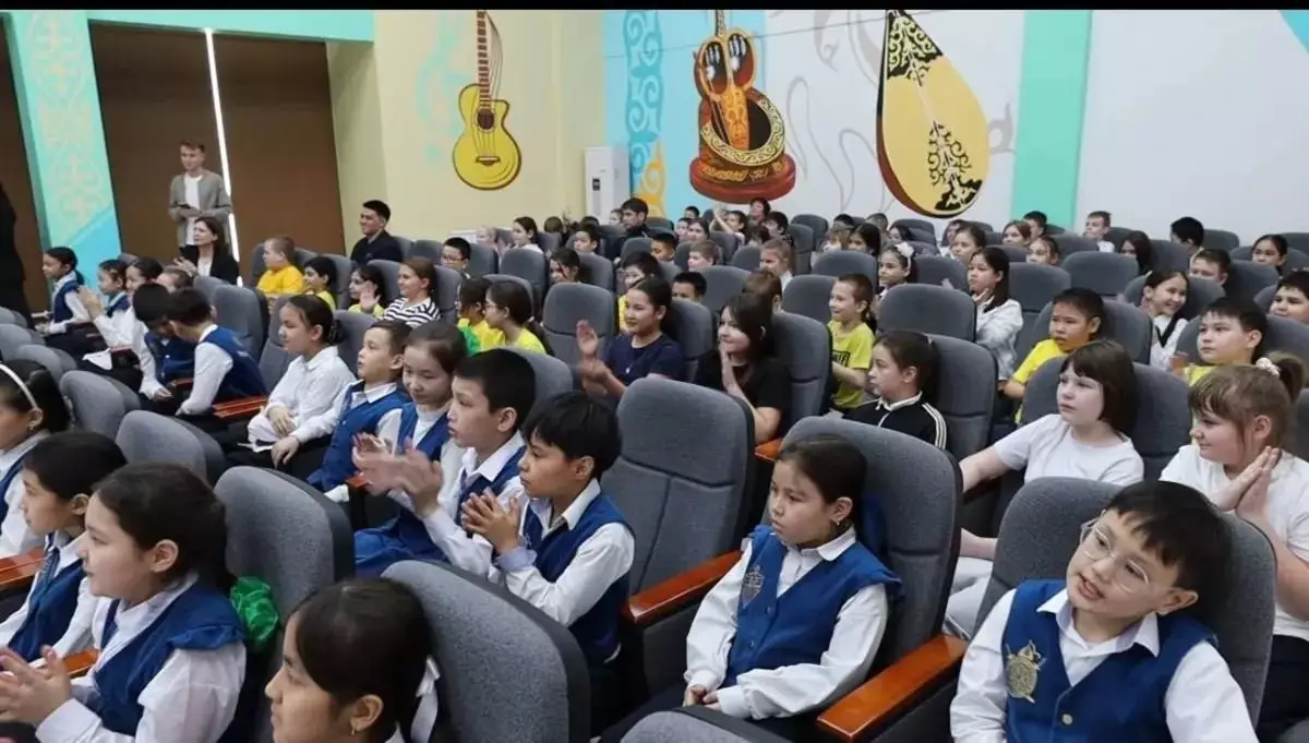 Профилактика с детства: полиция Алматы обучает школьников ПДД