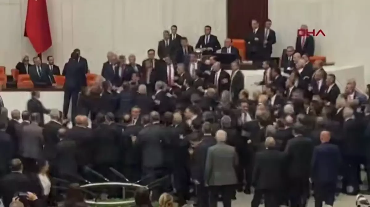 Турецкие депутаты устроили драку во время церемонии присяги