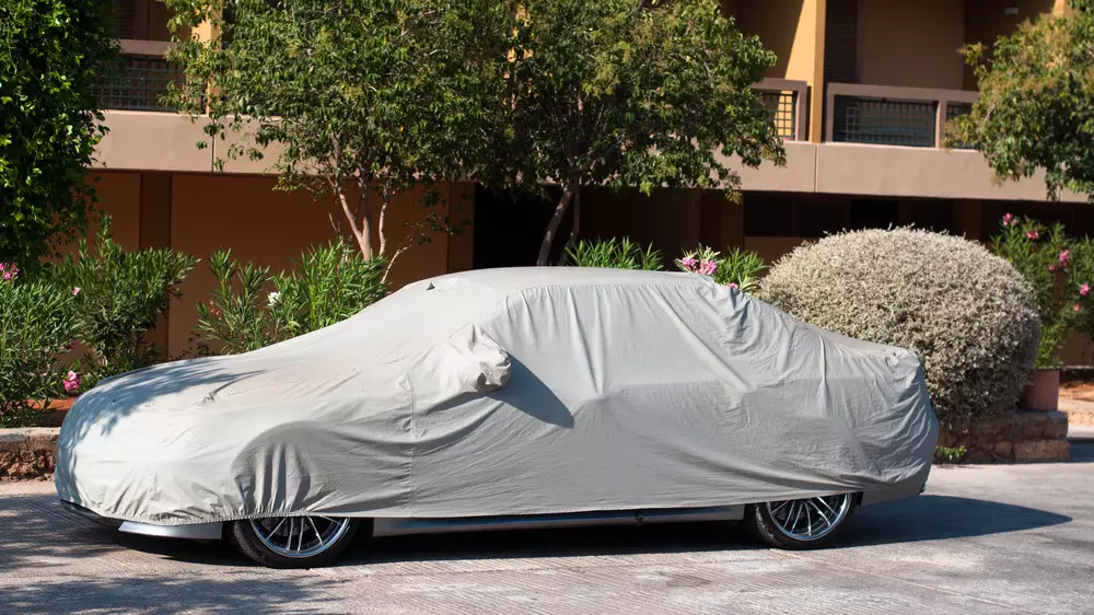 Стоит ли накрывать машину чехлом: плюсы и минусы