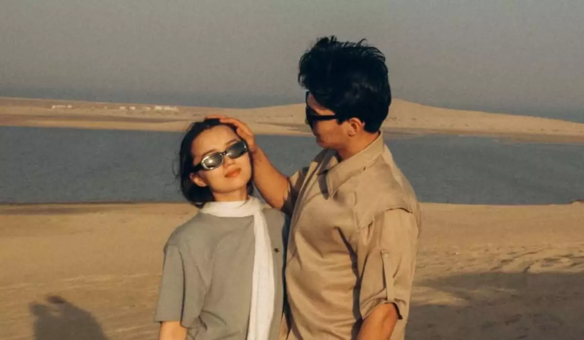 Димаш Құдайбергеннің қарындасы Катардан күйеуімен түскен романтикалық суреттерін бөлісті