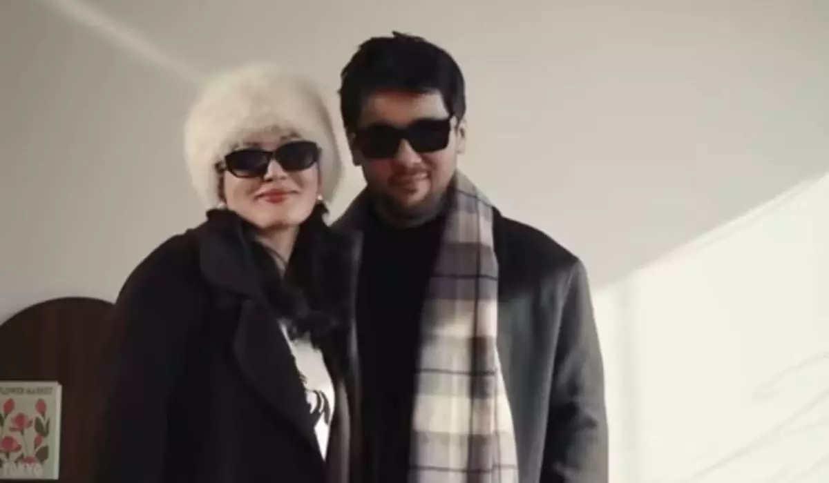 "Әдемі жұп": Күйеуімен сәнді образда видео түсірген әнші Кәмшат Жолдыбаева көпті сүйсіндірді