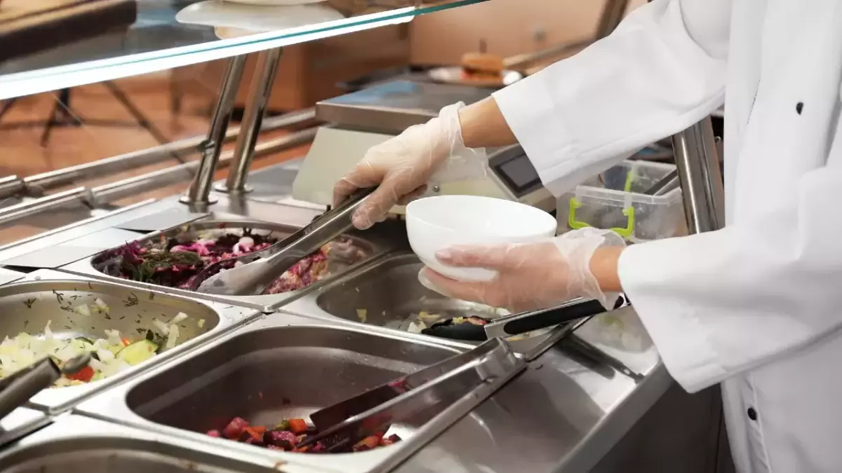 Депутат заявил, что половина школьной еды в Казахстане выбрасывается