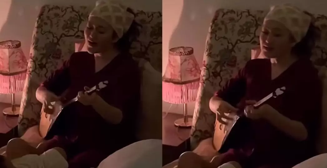 «Дауысына сөз жоқ»: Ерке Есмахан сәбиіне домбырамен ән айтып берді