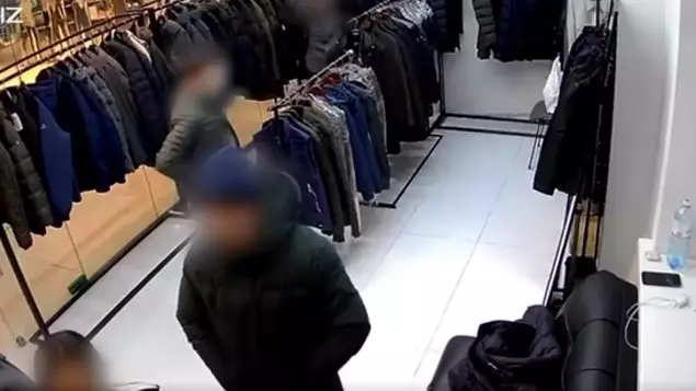 Дүкеннен қымбат күртешені "киіп шыққан" азамат жауапқа тартылды