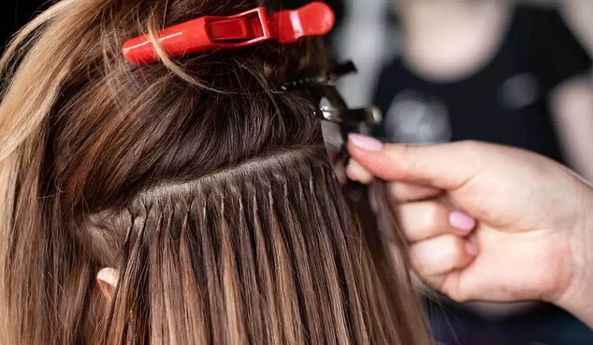 Ғалымдар жалған шаш ұзартуға қатысты шұғыл ескерту жасады: Талдау ондаған канцерогенді зат бар екенін көрсетті