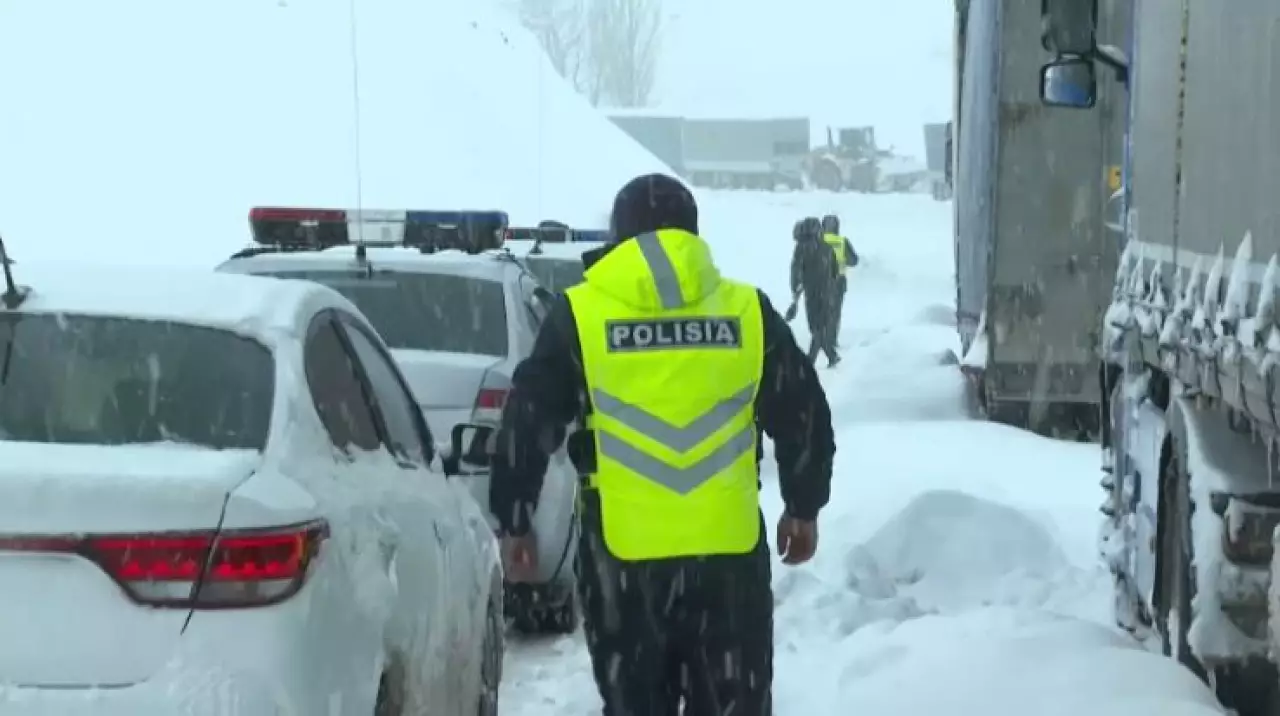 Больше 1200 большегрузов застряли на трассах Жамбылской области
