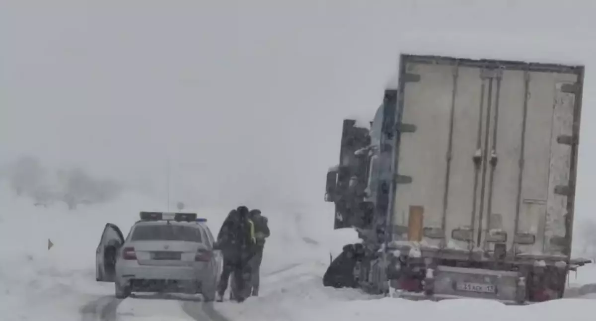 Полицейские помогли беременной дальнобойщице  на трассе в Жамбылской области