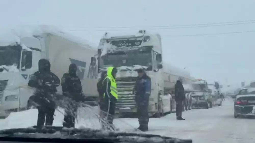 Беременная дальнобойщица попала в снежный занос на трассе в Жамбылской области