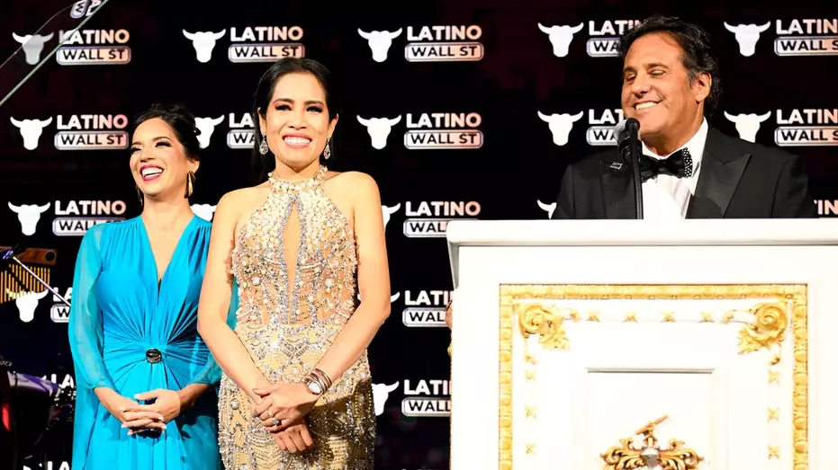 Основатель Latino Wall Street устроил звездный гала-ужин в Мар-а-Лаго и вручил высшую награду аргентинцу Милею.