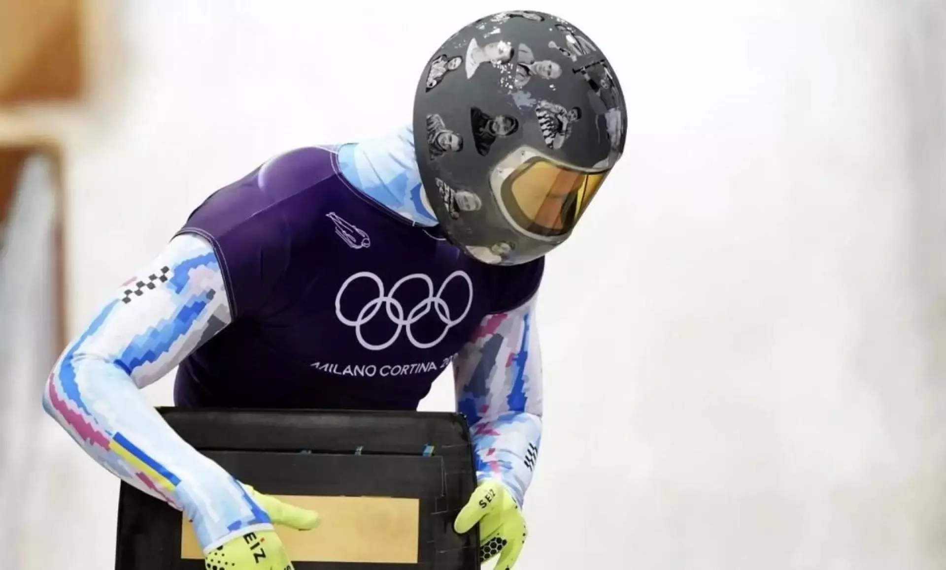 Украинца отстранили на Олимпиаде из-за шлема с изображением погибших спортсменов