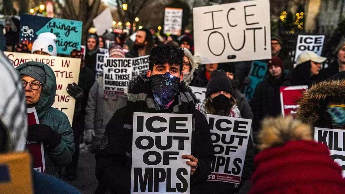 Опрос показал, что республиканцы единодушно поддерживают ужесточение иммиграционной политики Трампа, в то время как поддержка независимых избирателей сокращается.