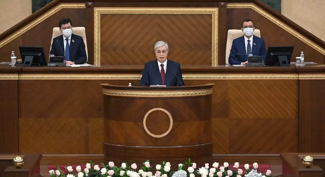 Казахстан объявляет о переходе от советской модели управления к сильной парламентской республике.