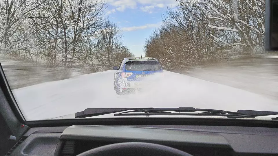 12 автомобилей в Жамбылской области застряли в снежном заносе
