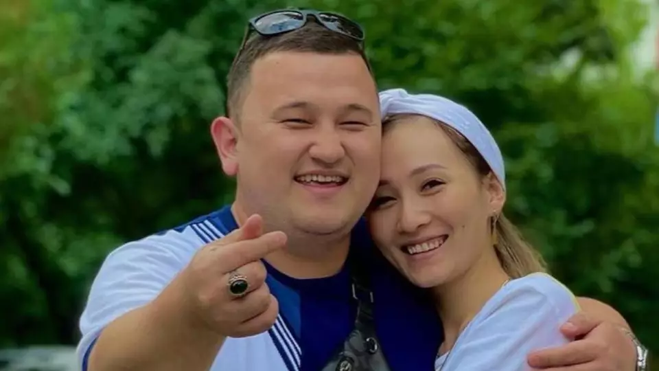 «Көшеде қырылып қалдық»: Блогер Елдос Кәдірханов жұбайына ренішін білдірді