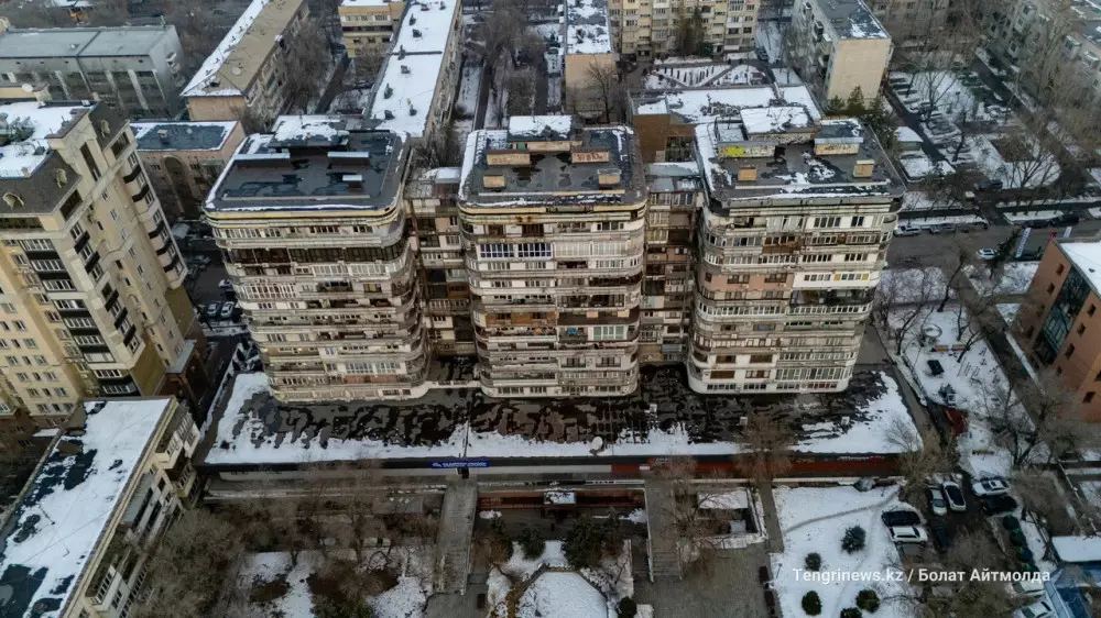 Легендарный ЖК “Три богатыря“ в Алматы так и не обновили: в чём причина и как он выглядит сейчас