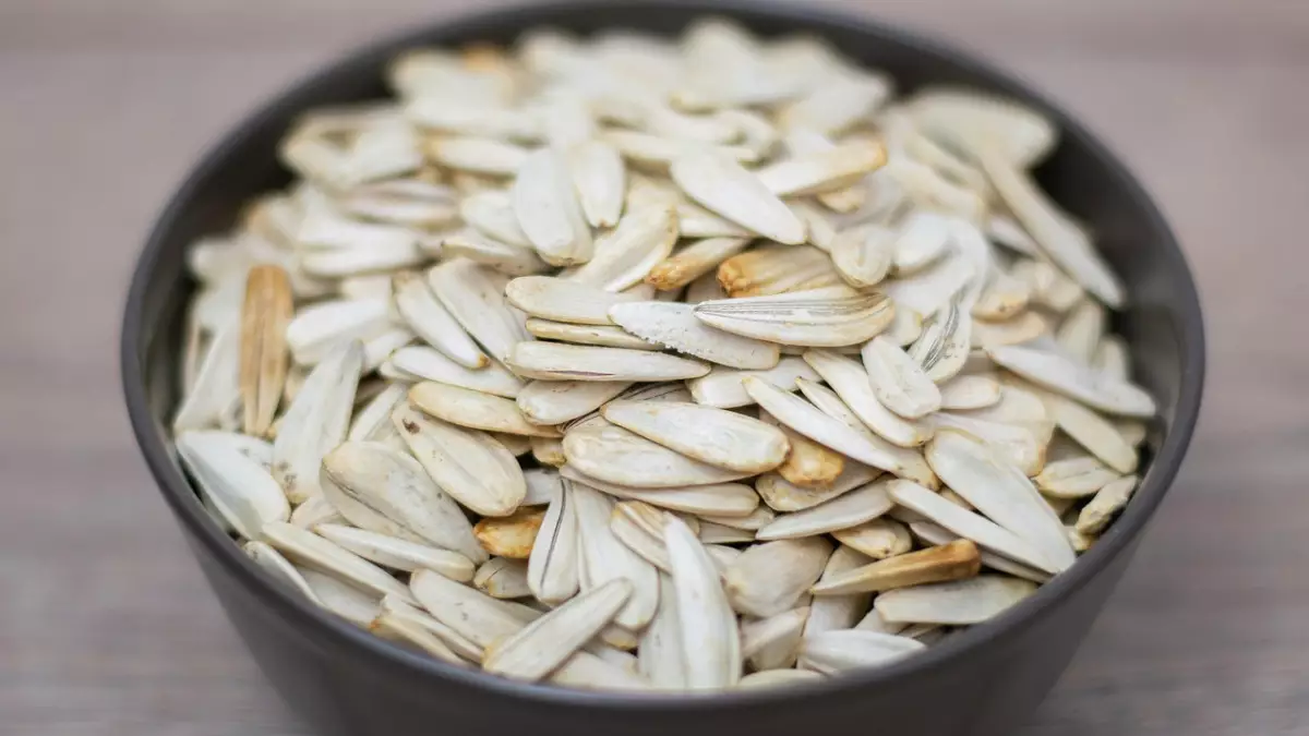 Врачи в Актау спасли годовалого ребёнка с семечкой в дыхательных путях