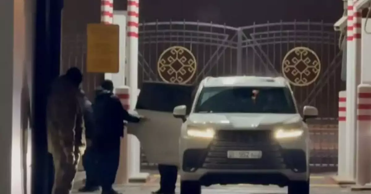  Емделіп жатқан еді: Президенттің `сенімді серігі` түнделетіп тосыннан келді (ВИДЕО) 