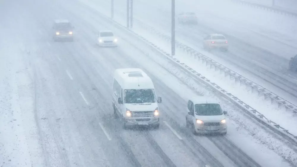 Сразу в двух областях Казахстана закрыли трассы из-за непогоды