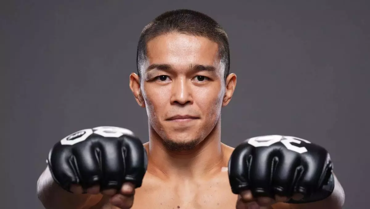 Қолын сындырып алған Асу Алмабаев жаттығуға кірісті