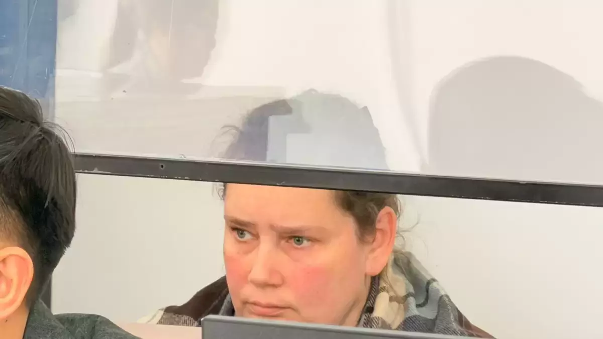 "Өзімді қорғадым". Ақтөбеде күйеуін пышақтап өлтірген әйел сотқа тартылды