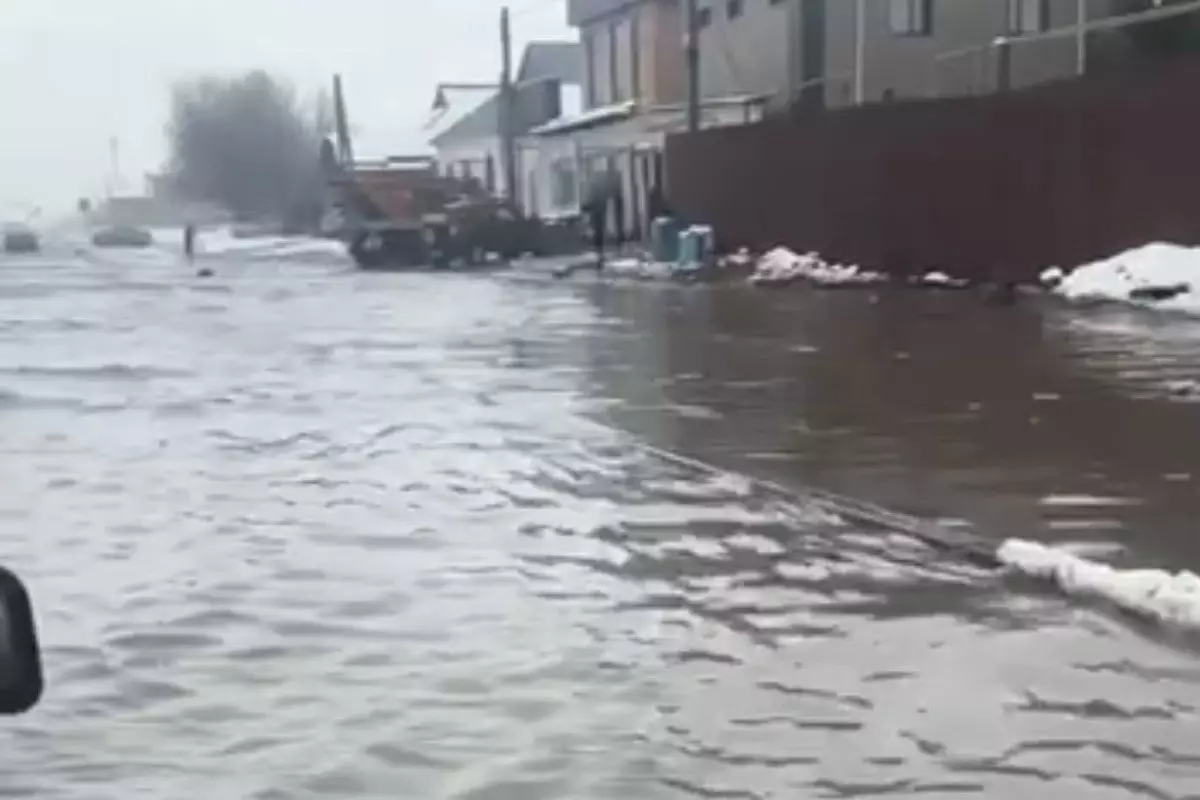 Шымкентте тұрғындар тізеден су кешіп жүр