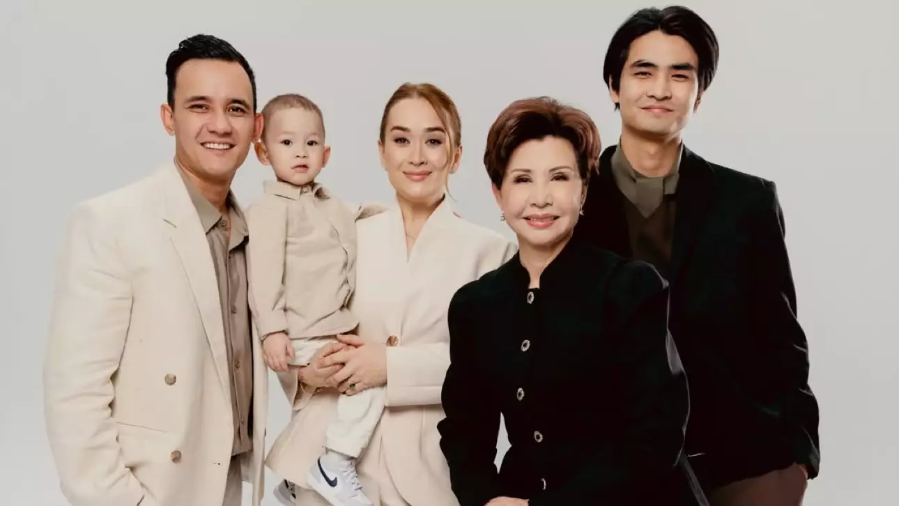 “Мама туралы ауыз толтырып айта аламын…”: Ақерке Бүркітбай енесі Роза Рымбаева жайлы алғаш рет айтты