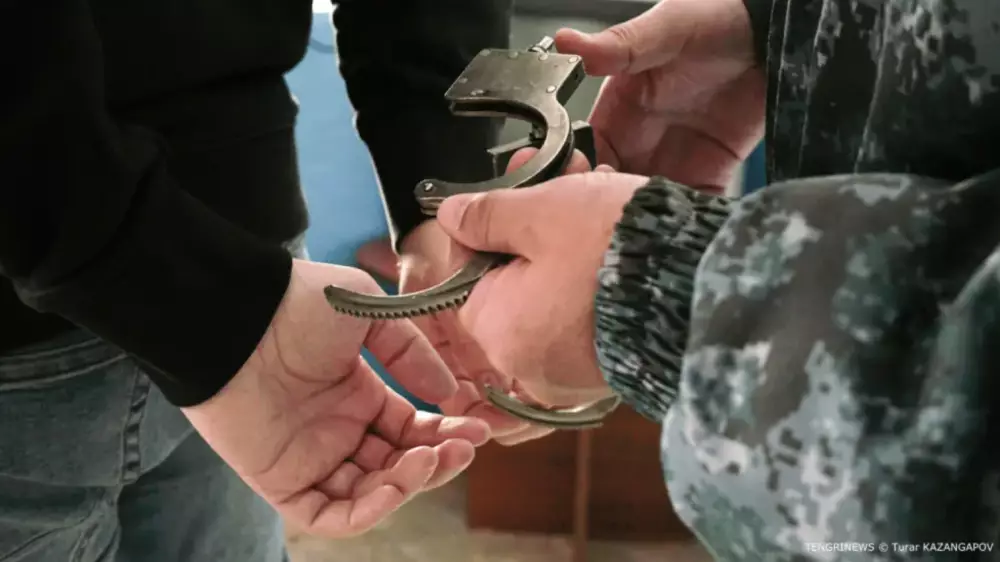 “Зорлау дерегі бойынша арыз жазамыз” деп қорқытқан: Жетісуда бопсалаушылар ұсталды