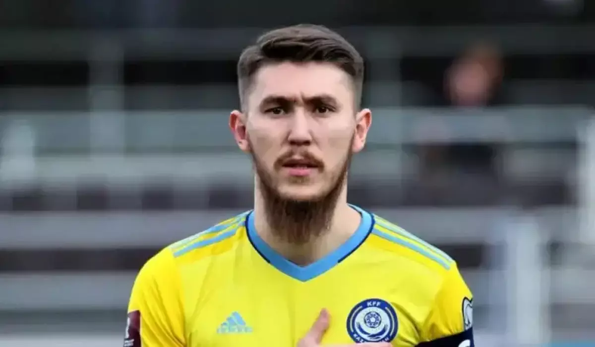 Официально: нападающий сборной Казахстана продолжит карьеру в румынском «Петролуле»