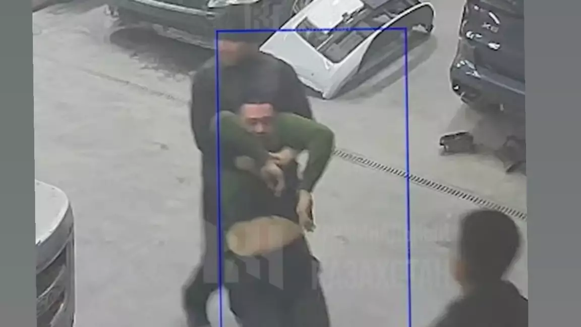 Алматыда үш жігіт ер адамды аяусыз соққыға жыққан