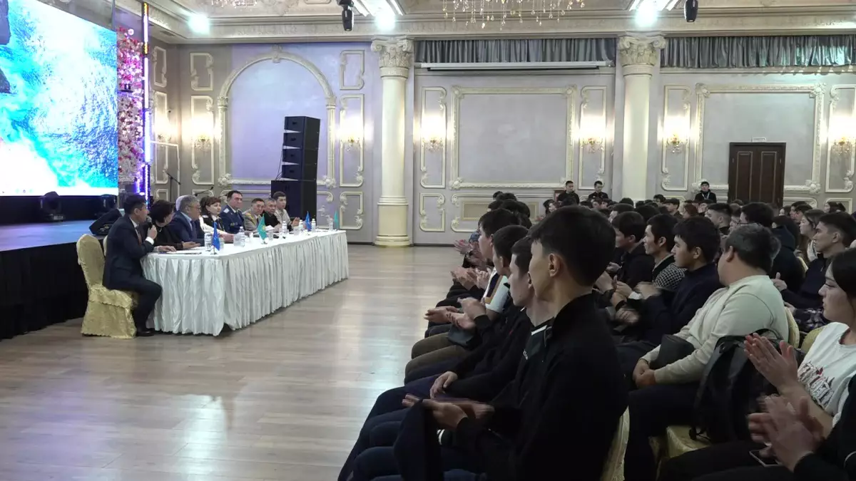Есірткіге елігу әлеуметтік желіден басталады: Алматыда прокуратура ардагерлері студенттермен кездесті