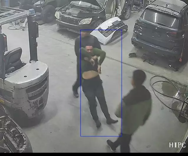 «Әкемді қоқыс сияқты сүйреді»: Алматыда бірнеше жігіт ер адамды өлтіріп кетті