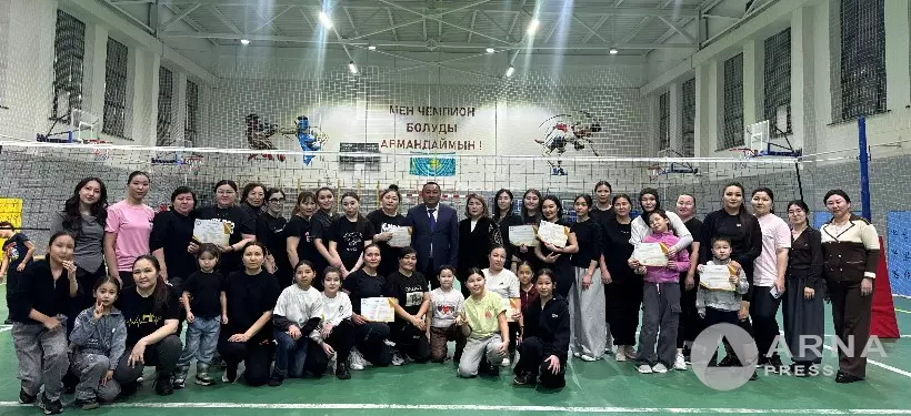 Семей мектебінде аналар арасындағы тартысты волейбол сайысы өтті