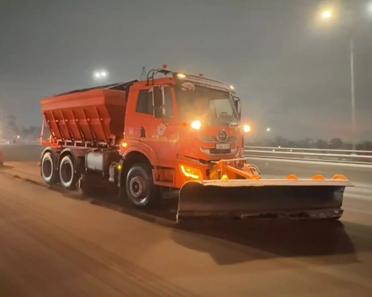 Алматының коммуналдық қызметтері мұз аралас жаңбыр кезінде қауіпсіз қозғалысты қамтамасыз етті