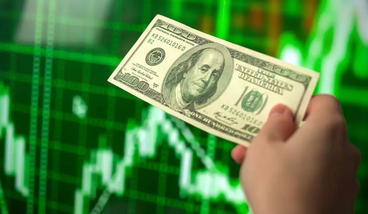 Доллар подорожал до 496 тенге на KASE