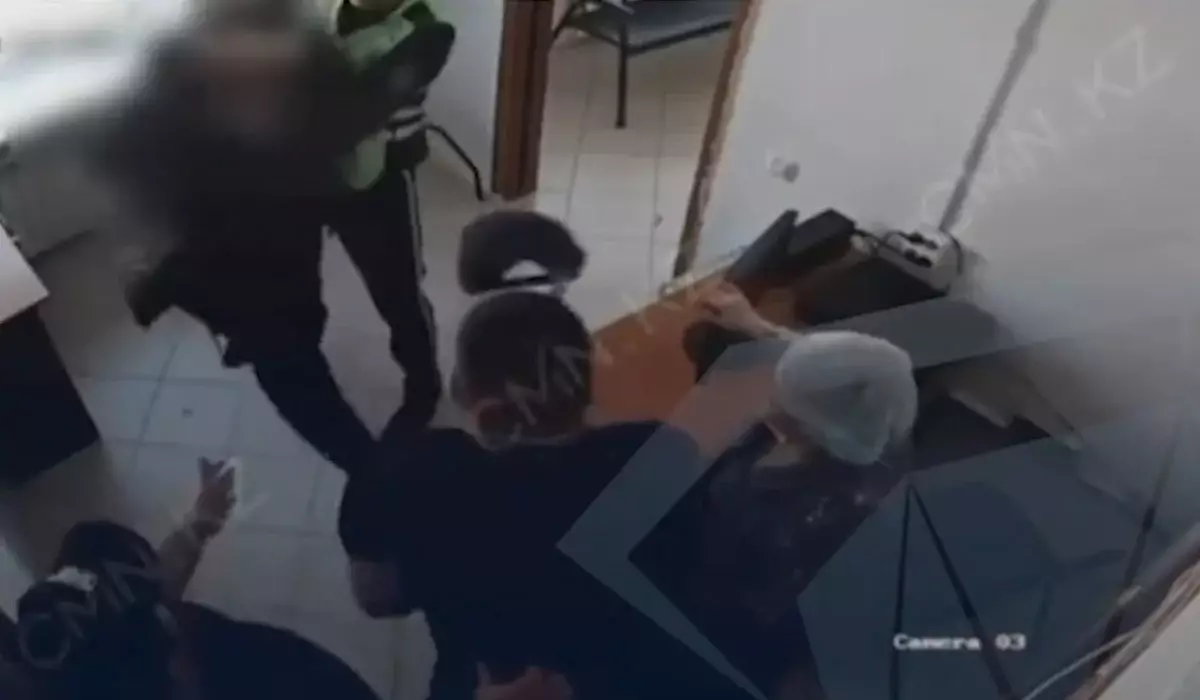 Адвокат из Актау ударил ногой в лицо полицейского (ВИДЕО)