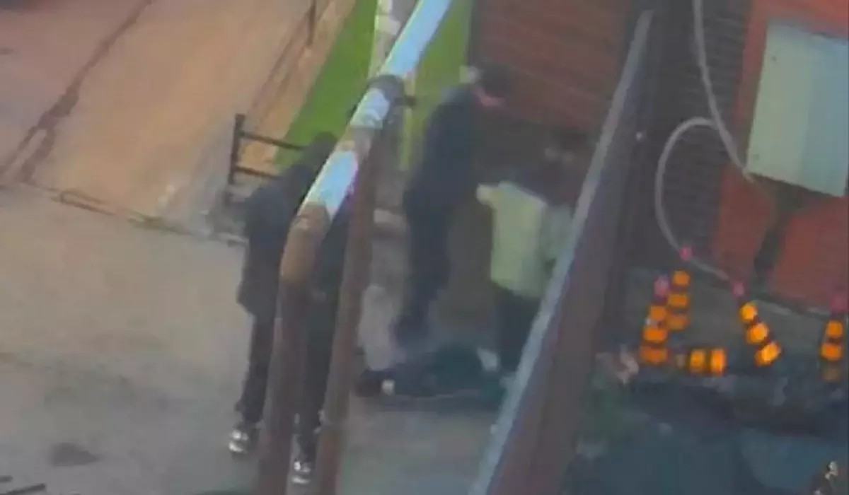 Алматыда көлік жөндеу орталығының қызметкерін бір топ жігіт ұрып, өлтіріп кетті (ВИДЕО)