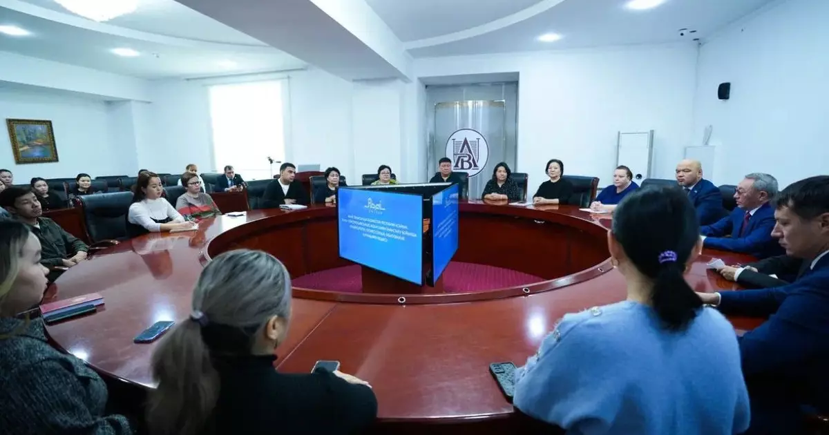  Конституциялық комиссия мүшесі білім саласының мамандарымен кездесті 